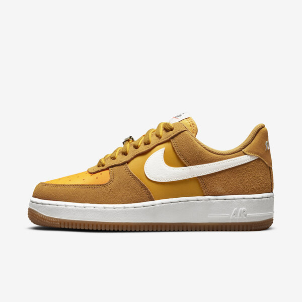 Nike Wmns Air Force 1 07 SE [DA8302-700] 女 休閒鞋 經典 麂皮 AF1 金 黃 25cm 金/黃